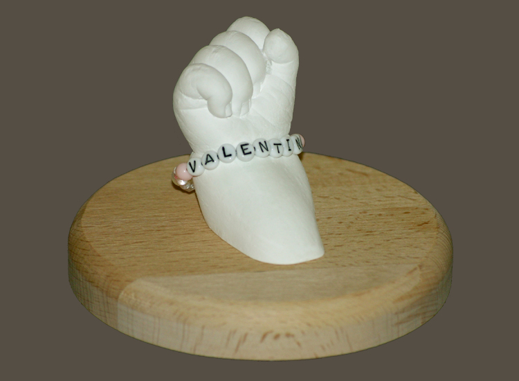 Bellymasks_Hand-Fussabdruck_01_Namensbändchen_Sockel.jpg